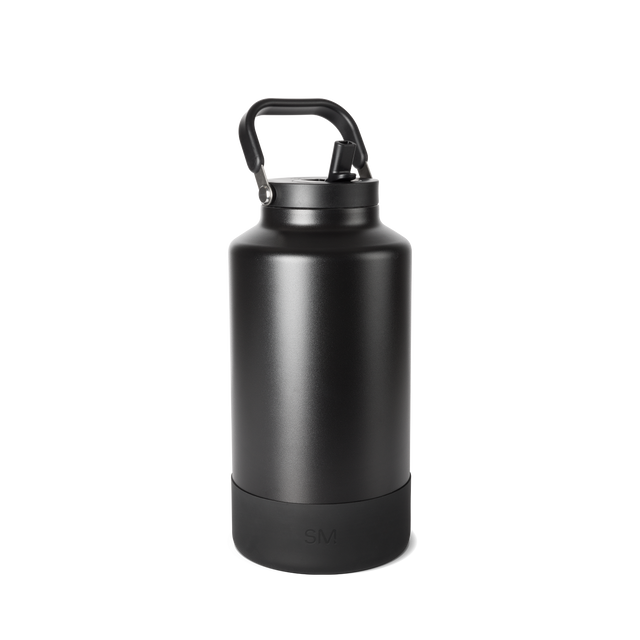 Black matte water bottle with cylindrical design and metallic reflections, featuring a removable base. Black matte water bottle with cylindrical design and metallic reflections, featuring a removable base.